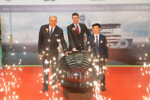 Gaben das Startsignal für den Brennstart: Rangel Vasilev, Director Newbuilding and Special Projects Columbia Shipmanagement, Johannes Wolters, Managing Director Deutsche Offshore Schifffahrt, und Xu Qiung, Deputy General Manager CSSC HPWS (v.l.n.r.)