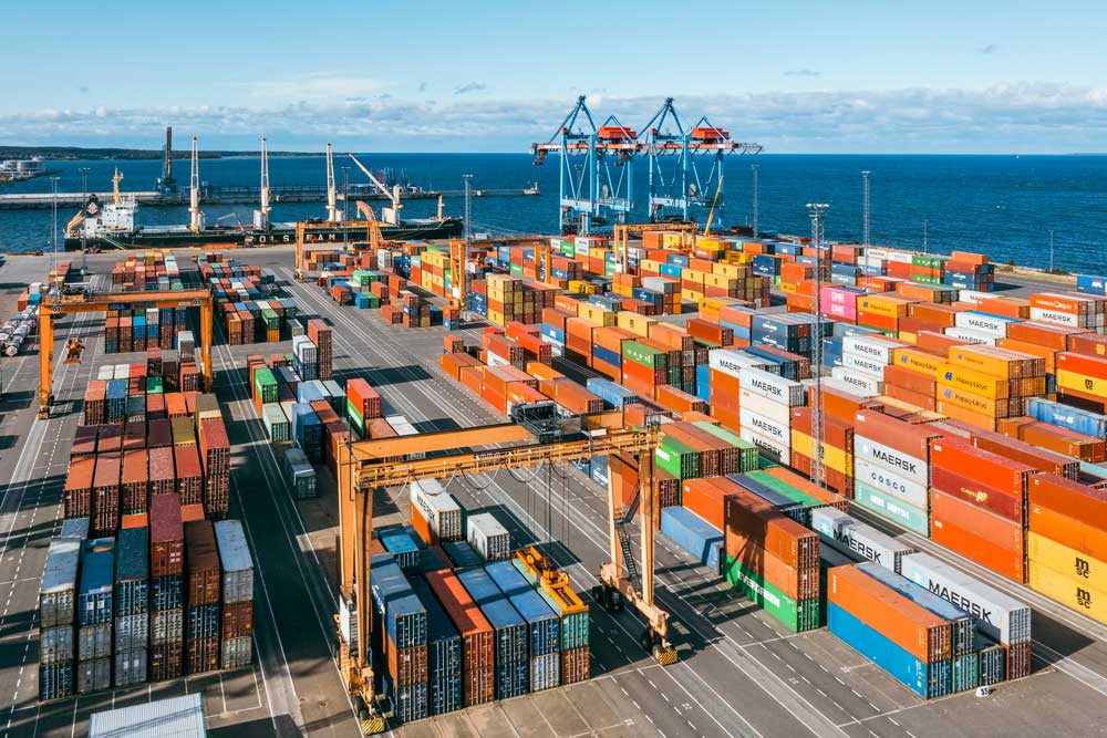 Containerumschlag im Hafen von Muuga, Estland