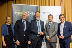 (v.l.) Sabine Schulz, Federführerin Maritime Wirtschaft der IHK Schleswig-Holstein, Reinhard Lüken, Hauptgeschäftsführer VSM, Wirtschaftsminister Claus-Ruhe Madsen, Malte Witowski, Geschäftsführer Friesland-Kabel sowie IHK-Präsident Knud Hansen