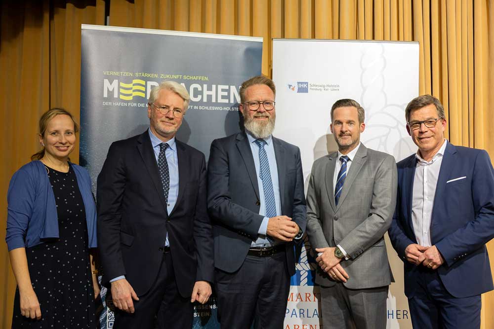 (v.l.) Sabine Schulz, Federführerin Maritime Wirtschaft der IHK Schleswig-Holstein, Reinhard Lüken, Hauptgeschäftsführer VSM, Wirtschaftsminister Claus-Ruhe Madsen, Malte Witowski, Geschäftsführer Friesland-Kabel sowie IHK-Präsident Knud Hansen