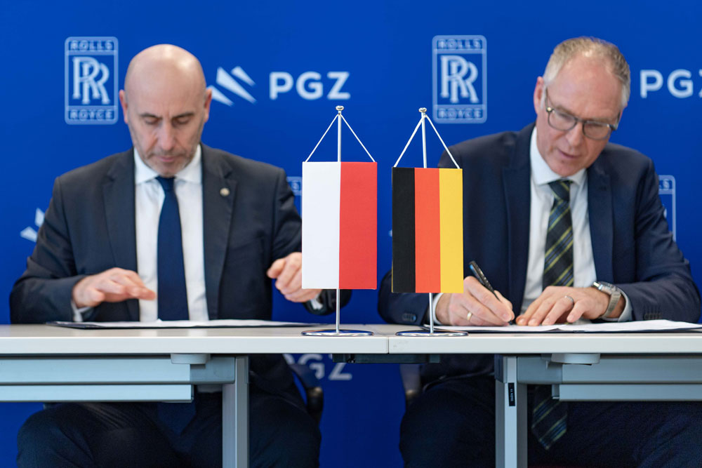 Arkadiusz Bąk, stellvertretender Vorstandsvorsitzender von PGZ Andreas Görtz, President Business Unit Mobile & Sustainable bei Rolls-Royce Power System, unterzeichnen das MoU