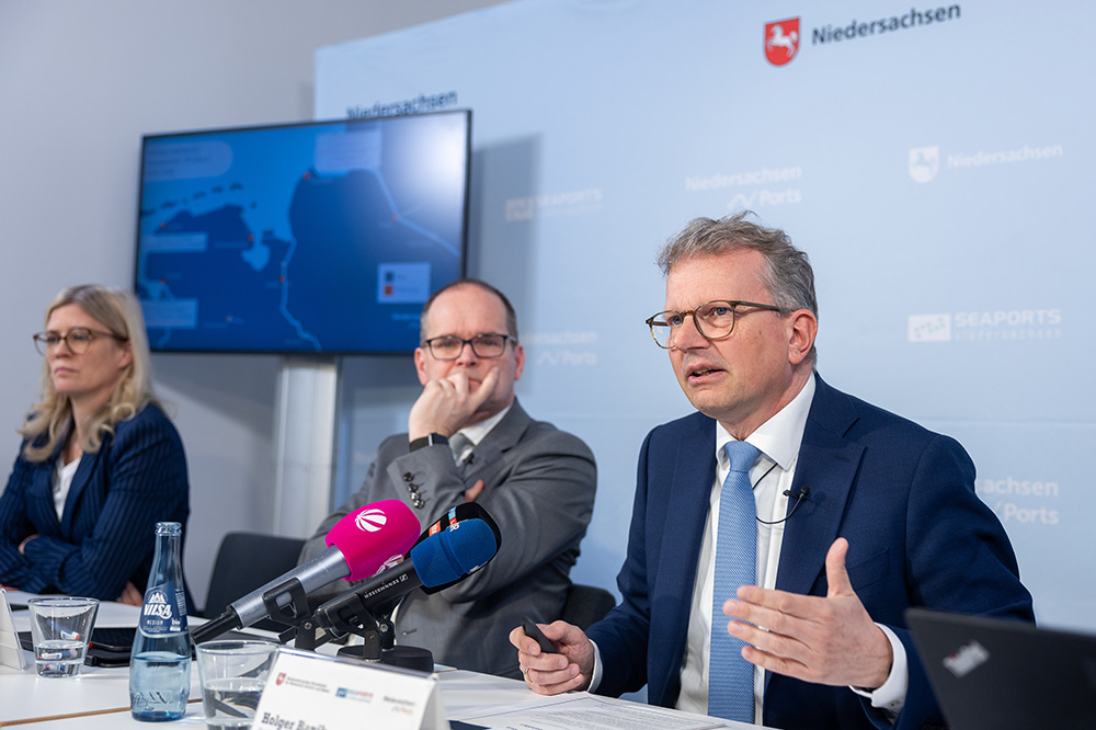 Inke Onnen-Lübben, Geschäftsführerin von Seaports of Niedersachsen, Grant Hendrik Tonne, Niedersächsischer Minister für Wirtschaft, Verkehr und Bauen, Holger Banik, Geschäftsführer der Niedersachsen Ports und der JadeWeserPort Realisierungsgesellschaft