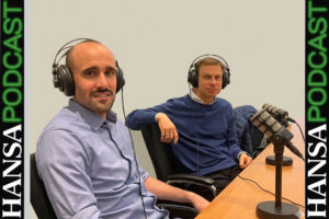 Zwei Männer in einem Podcast Setting