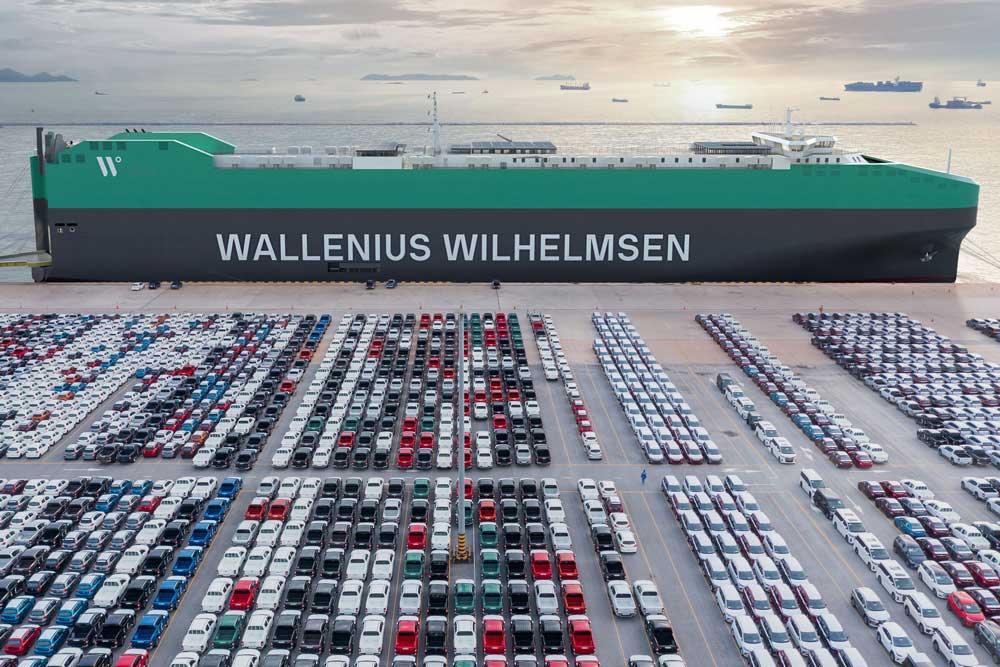 Autofrachter der „Shaper“-Klasse, davor mehrere Reihen von Autos