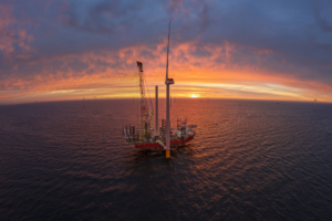 Ein Offshore-Installationsschiff von Cadeler vor einem Sonnenuntergang