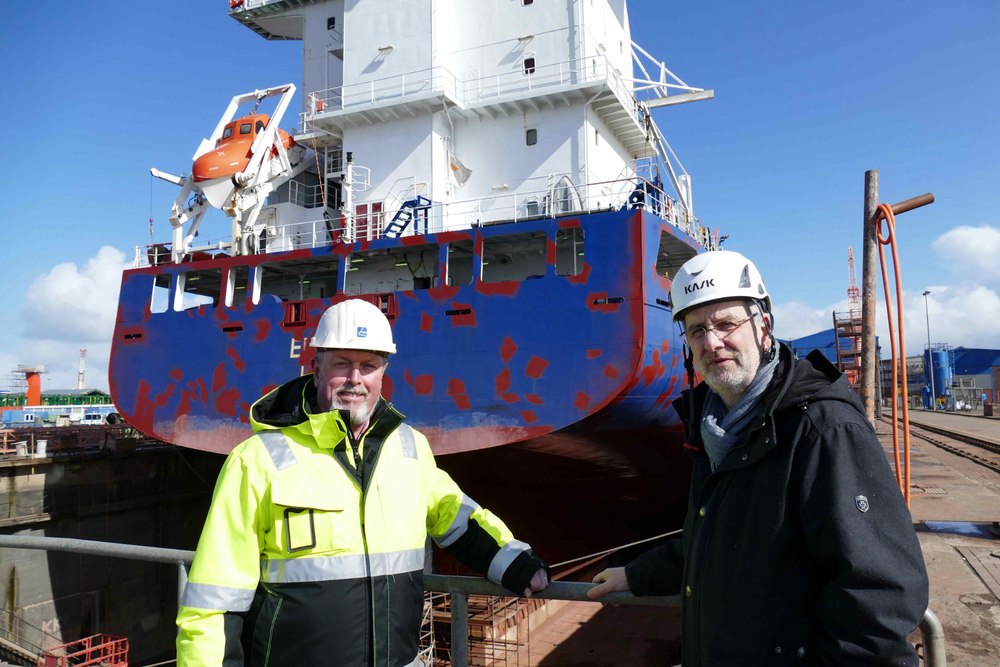 Zwei Männer in einer Werft