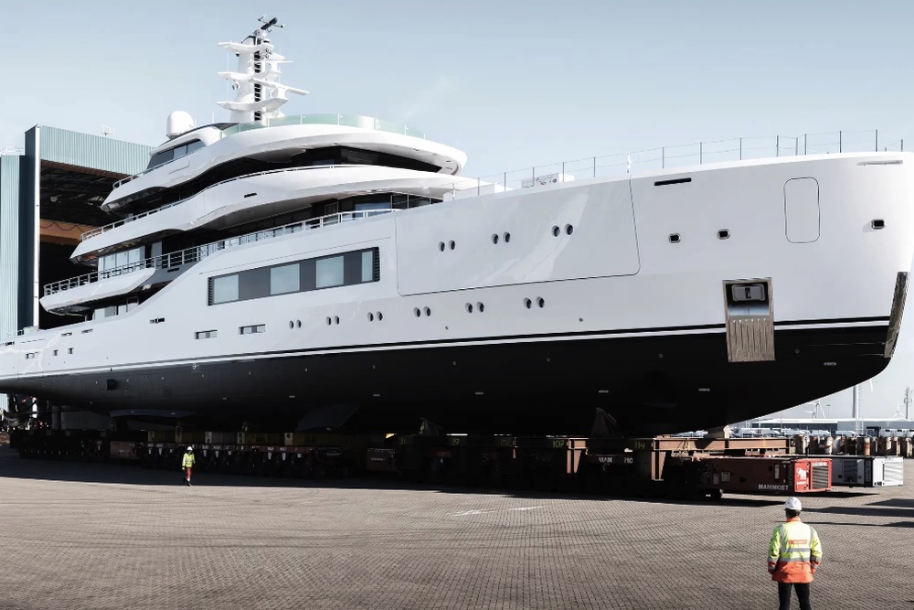 Eine Yacht vor einer Werfthalle