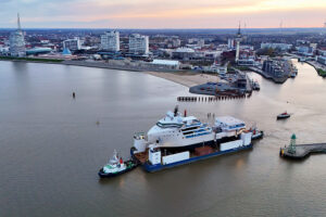 Der ehemalige Offshore-Versorger „L Symphony“ hat nach einem umfangreichen Umbau zur Expedisionsyacht bei der Rönner-Firma Stahlbau-Nord Kurs auf Bremen genommen.