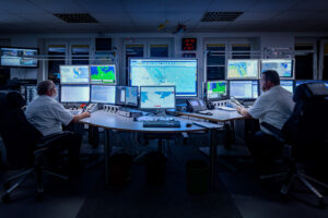 lick ins Maritime Rescue Co-ordination Centre (MRCC) Bremen: Die von der DGzRS betrieben deutsche Rettungsleitstelle See koordinierte den Einsatz für das Windparkschiff. Foto: Die Seenotretter – DGzRS, David Hecker