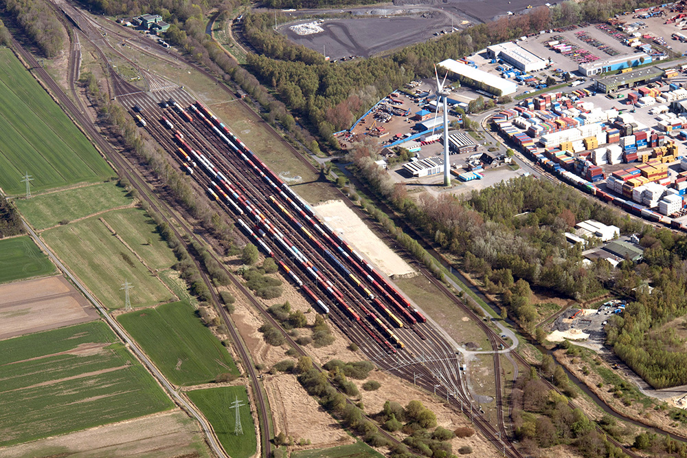 Luftaufnahme des Hafenbahnhofs Speckenbüttel in Bremerhaven