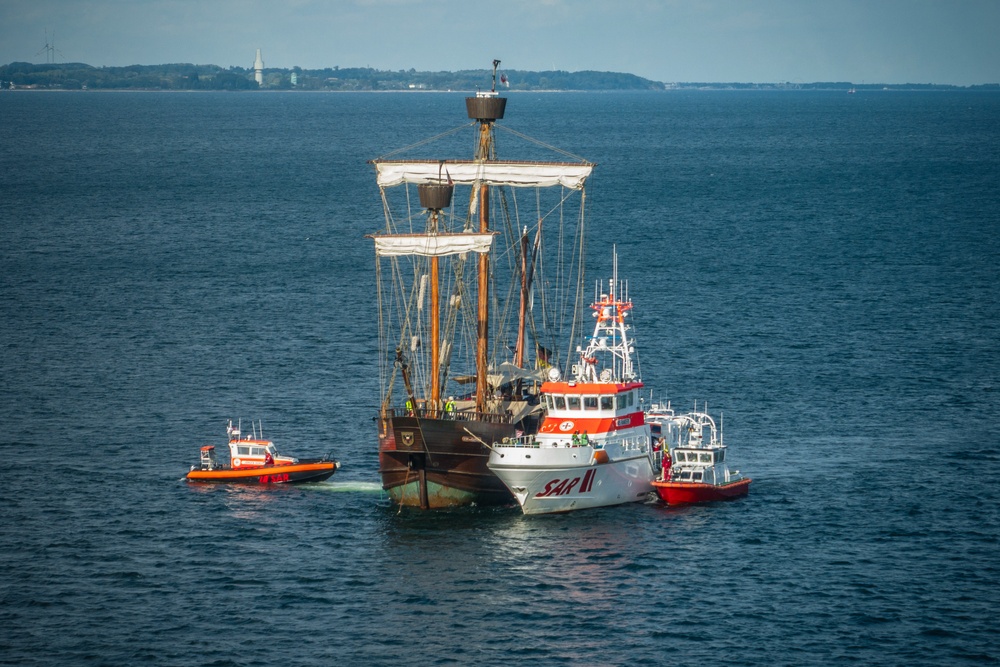 Die Seenotretter trainieren am kommenden Samstag bei einer Übung vor Neustadt in Holstein mit dem Hanseschiff "Lisa von Lübeck" – hier bei einer Übung im Spätsommer 2025 – und Rettungskräften an Land, (© Die Seenotretter – DGzRS)