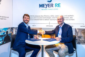 Joshua Divin, Senior Vice President Marine Business Development bei ABS, mit Dr. Paul Meyer, Geschäftsführer der Alfred Maritime GmbH, auf der Seatrade Cruise Global Konferenz 2026 in Miami Beach, Florida.