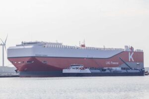 Der Autotransporter "Oceanus Highway" bunkert Bio-LNG (© K Line)
