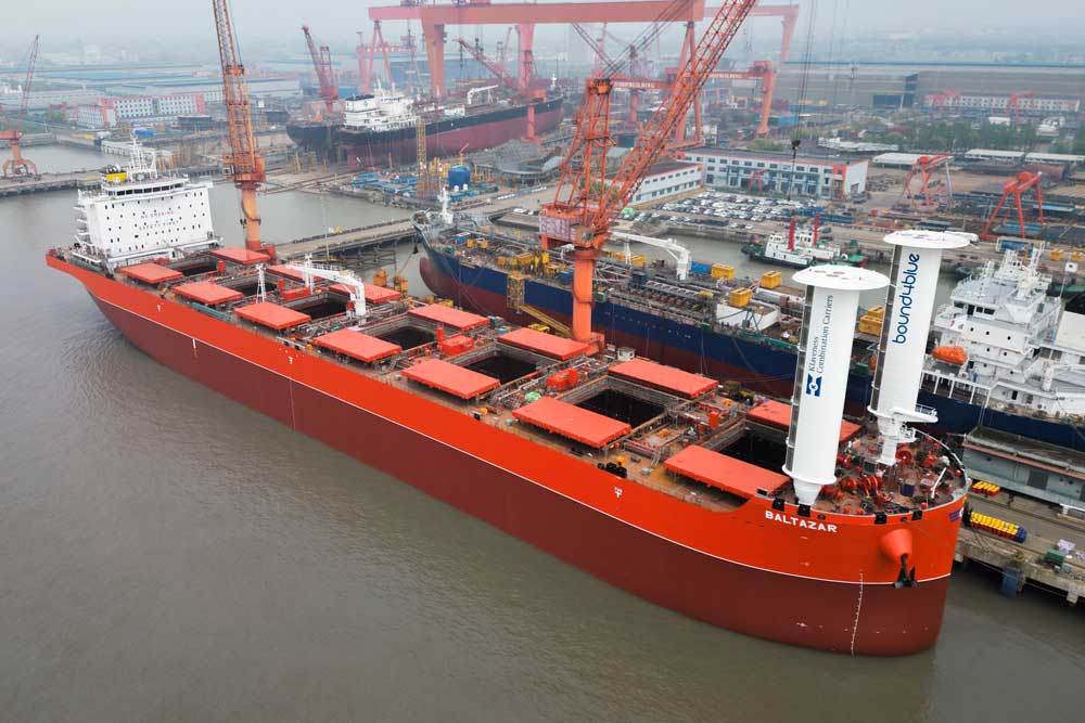 Bulker „Baltazar“, ausgestattet mit „eSails“ von Bound4Blue