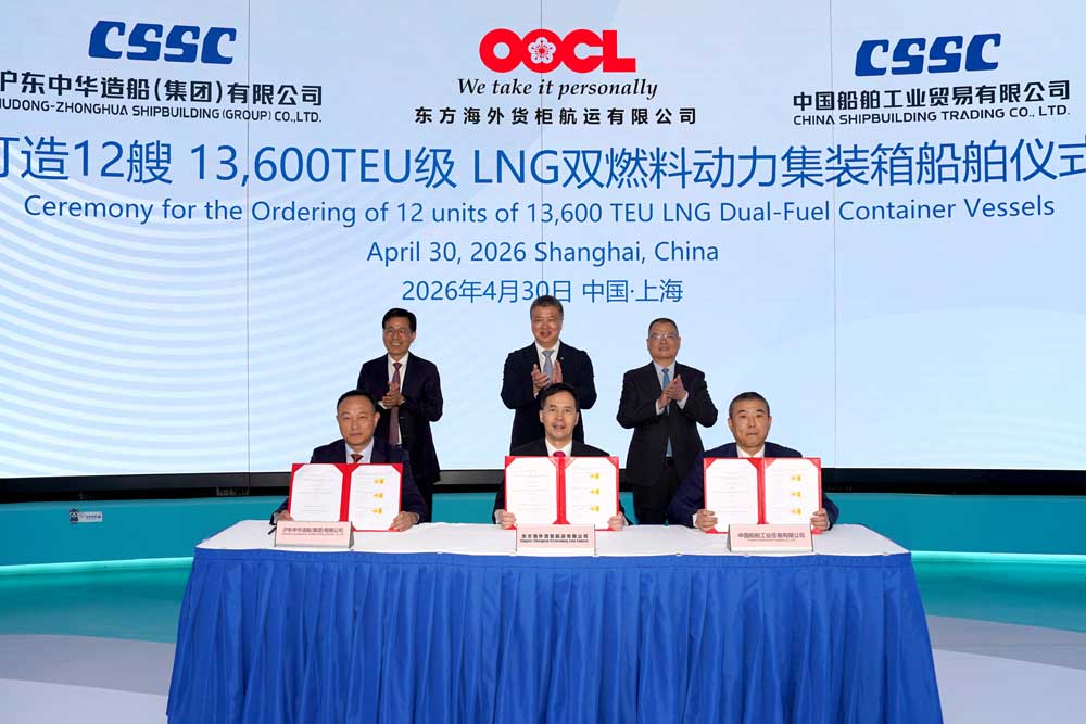Vertreter von OOCL und Hudong Zhonghua Shipbuilding