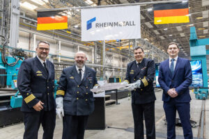 Brennbeginn für das dritte Flottendienstboot FDB 424 am 16. April 2026 auf der Peene-Werft. Von links: Kapitän z. S. Dietrich Esfeld, Projektleiter für das FDB 424, Fregattenkapitän Omar de Stefano, Fregattenkapitän Peter-Christian Wienss und Florian Lahl, Rheinmetall-Projektleiter für das FDB 424 (© Rheinmetall)