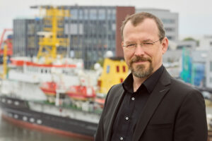 Sill Torres will zukünftig starke Synergien zwischen der Universität und dem DLR schaffen und die Resilienzforschung fest im akademischen Curriculum verankern