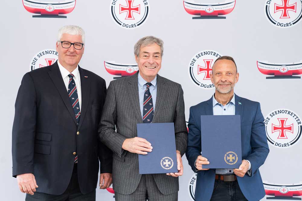 DGzRS-Vorsitzer Ingo Kramer (M.) und sein Stellvertreter Lars Carstensen (l.) mit SET-Werftgeschäftsführer Olaf Deter bei der Vertragsunterzeichnung am 14. April 2026 in der Zentrale der Seenotretter in Bremen