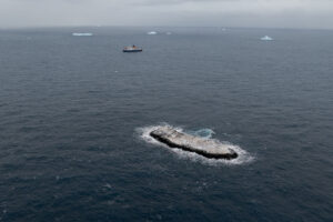 Teilnehmende einer Antarktis-Expedition mit der Polarstern haben im Weddellmeer eine Insel entdeckt, die bisher auf Seekarten noch nicht verzeichnet ist. Die Insel ist etwa 130 Meter lang, 50 Meter breit und ragt ungefähr 16 Meter aus dem Wasser