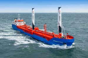Ein modernes Schiff mit Segeln