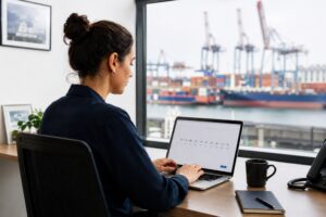 Eine Mitarbeiterin in einem Maritimen Beruf