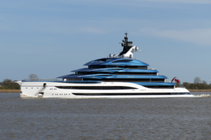 „Deep Blue“ bei der Lürssen-Werft (© Eckardt)