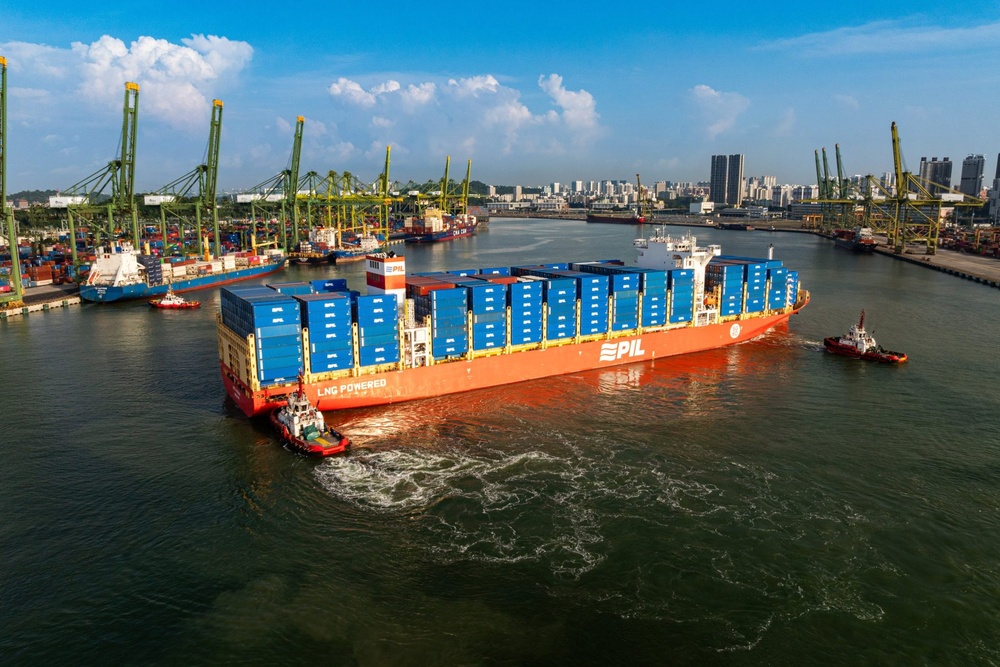 Ein Schiff in Singapur von PIL