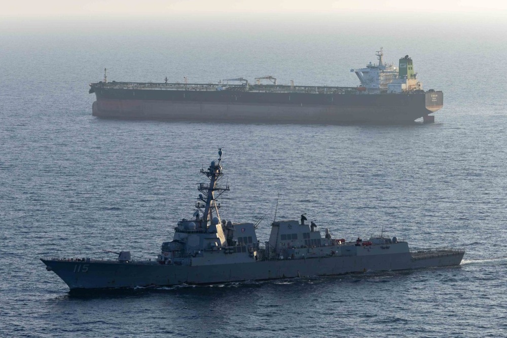 Der US-Lenkwaffenzerstörer "USS Rafael Peralta" setzte die Blockade iranischer Häfen gegen den Tanker "Stream" durch, nachdem dieser versucht hatte, einen iranischen Hafen anzulaufen (© Centocom /X)