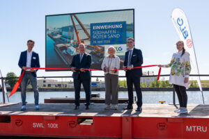 Symbolischer Banddurchschnitt zur offiziellen Einweihung des Südhafen „Roter Sand“ in Bremerhaven (v. l.): Dennis Ewert, Key Account Manager High & Heavy bei BLG LOGISTICS, Axel Krichel, Vorstandsmitglied & COO von BLG LOGISTICS, Kristina Vogt, Senatorin für Wirtschaft, Häfen und Transformation der Freien Hansestadt Bremen, Matthias Magnor, Vorstandsvorsitzender von BLG LOGISTICS, sowie Victoria Prokopp, Leiterin Vertrieb High & Heavy bei BLG LOGISTICS.