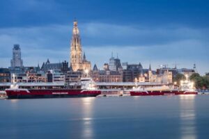 Kombifrachter „Fast Olivia“ und „Fast Anna Sofia“ im Hafen von Antwerpen