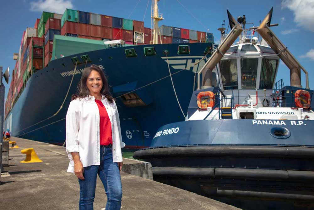 Ilya Espino de Marotta, Administratorin der Panama Canal Authority, vor einem Schlepper und einem Containerschiff