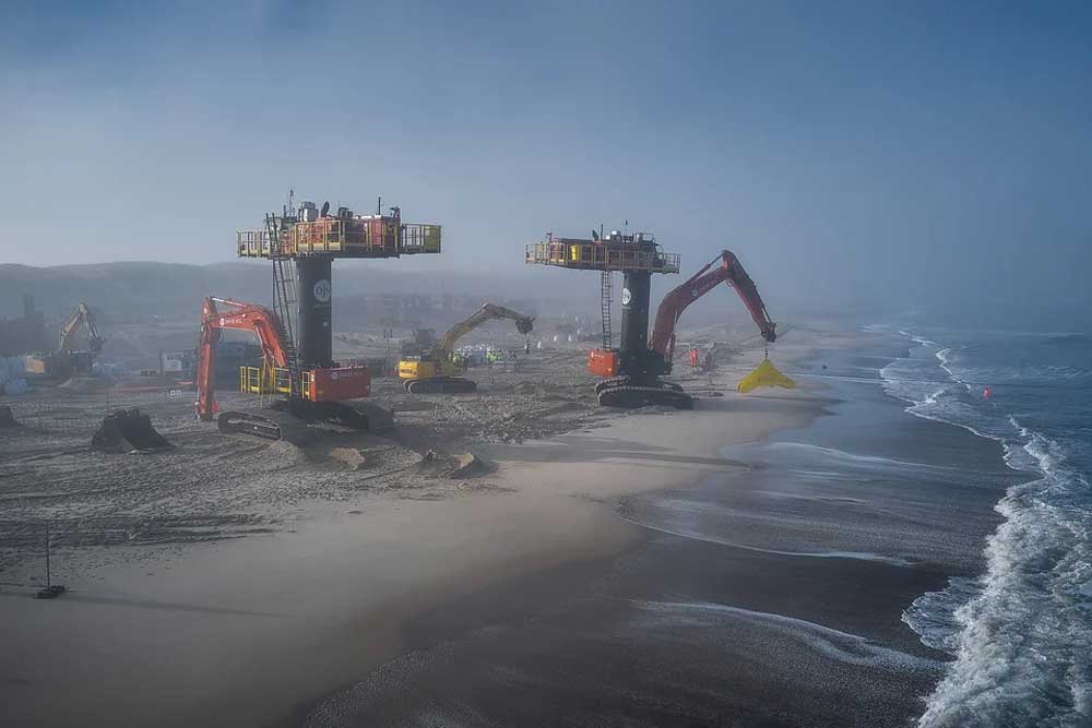 Bagger installieren Tiefseekabel für den dänischen Offshore-Windpark Thor