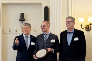 (v.l.): Yongsok Lee (Chairman & CEO bei Korean Register), Guido Försterling (Board Member maximale Tageskapazität Neptun), und Michael Suhr (SVP / Korean Register North Europe Regional Director)