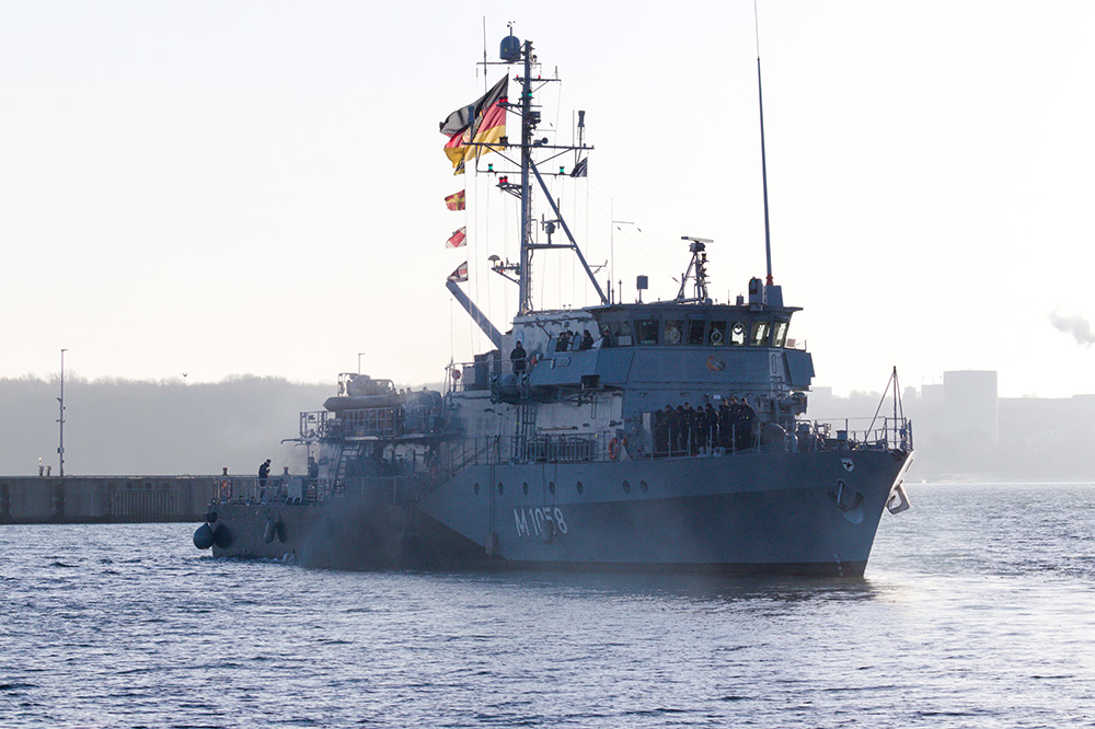 Das Minenjagdboot Fulda verlässt den Marinestützpunkt Kiel-Wik