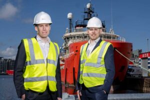 North Star-CCO Michael Gordon (l.) und David Coletta vor dem ERRV „Grampian Freedom“
