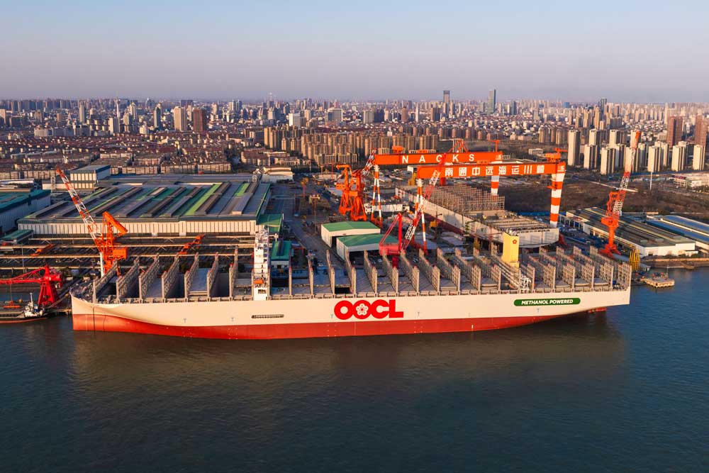 Containerschiff „OOCL Wisdom“ vor dem Gelände von Nantong Cosco KHI Ship Engineering