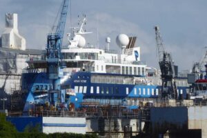 „Ocean Victory“ bei Bredo Dry Docks in Bremerhaven, Schiff im Trockendock