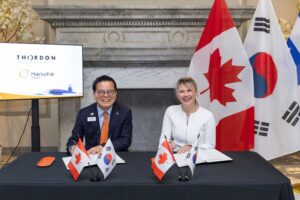 Unterzeichnung der Absichtserklärung (v.l.): Charlie SC Eoh, President und COO des Naval Ship Business von Hanwha Ocean, und Anna Galoni, CEO von Thordon Bearings
