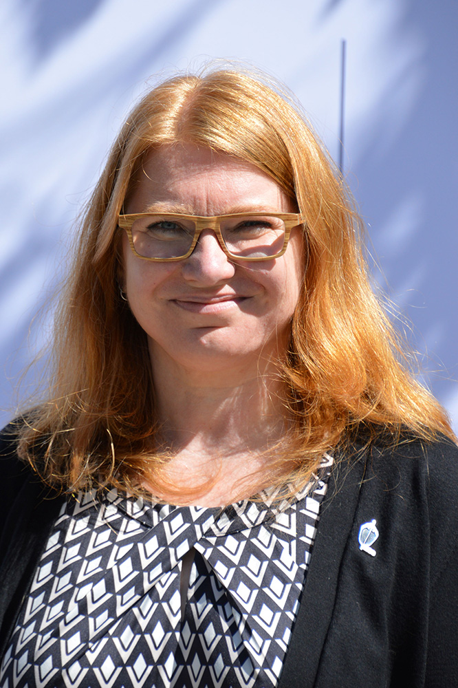 Sabine Zeller fuhr früher selbst zur See, insbesondere auf Öltankern. Bis Ende 2025 war Zeller Maritime Botschafterin der Internationalen Seeschifffahrts-Organisation IMO in Deutschland.
