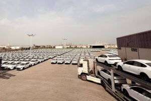 Ein Parkplatz mit vielen Autos in Dubai