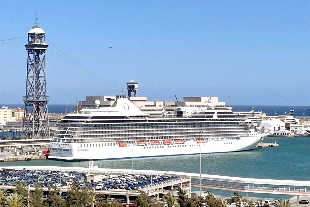 Ein Cruiser im Hafen von Barcelona