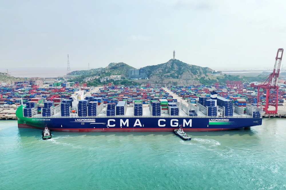 CMA CGM hat die "Notre Dame" übernommen. Der LNG-Neubau bietet 24.212 TEU und wird auf der French Asia Line eingesetzt.