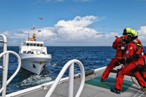 Mit dem Leinenwurfgerät stellen die Seenotretter eine Leinenverbindung zwischen dem Seenotrettungskreuzer HERMANN MARWEDE und dem manövrierunfähigen Seebäderschiff „Funny Girl“ her. (Foto: Die Seenotretter – DGzRS)
