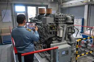 Statt im Maschinenraum zu üben, trainieren die Marineschiffsmechaniker an Land (© Rolls-Royce Power Systems)