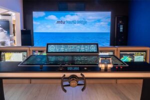 Neben Motoren wird Overmarine auch Yachtbrücken von Rolls-Royce integriere