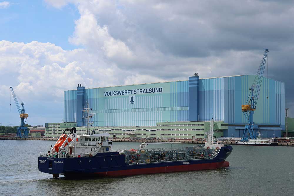 Tanker „Annika“ vor der Volkswerft Stralsund