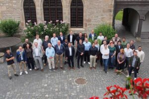 Gruppe von Menschen im Augustinerkloster in Erfurt