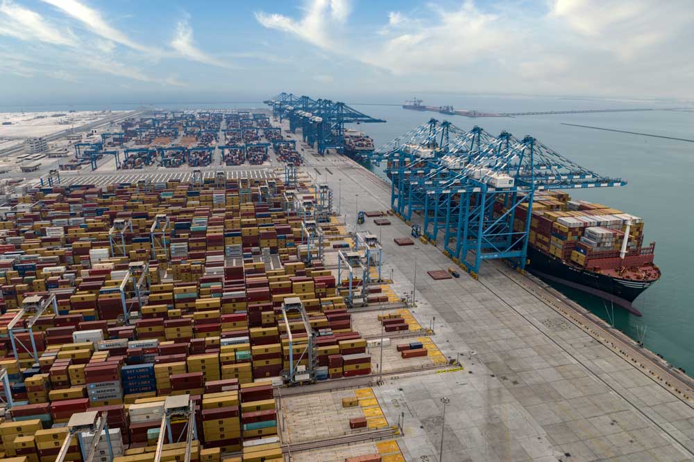 Schiffe und Container am Khalifa Port, Vereinigte Arabische Emirate