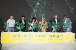 Ende Mai wurde das neue Werk in Jiaxing feierlich eröffnet. Mit dabei waren die geschäftsführende Gesellschafterin Isabel Grieshaber (Dritte von rechts), der Geschäftsführer Markus Kniesel (Zweiter von rechts) und Christoph Siegel (rechts), der bei VEGA in Schiltach für die Bereiche Sales, Customer Services, Product Management, Information Management und IT zuständig ist.