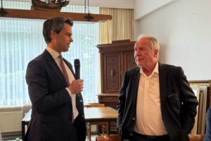 Christoph Ploß (l.), Maritimer Koordinator der Bundesregierung, und Christian Suhr, Vorstand des Nautischen Vereins zu Hamburg